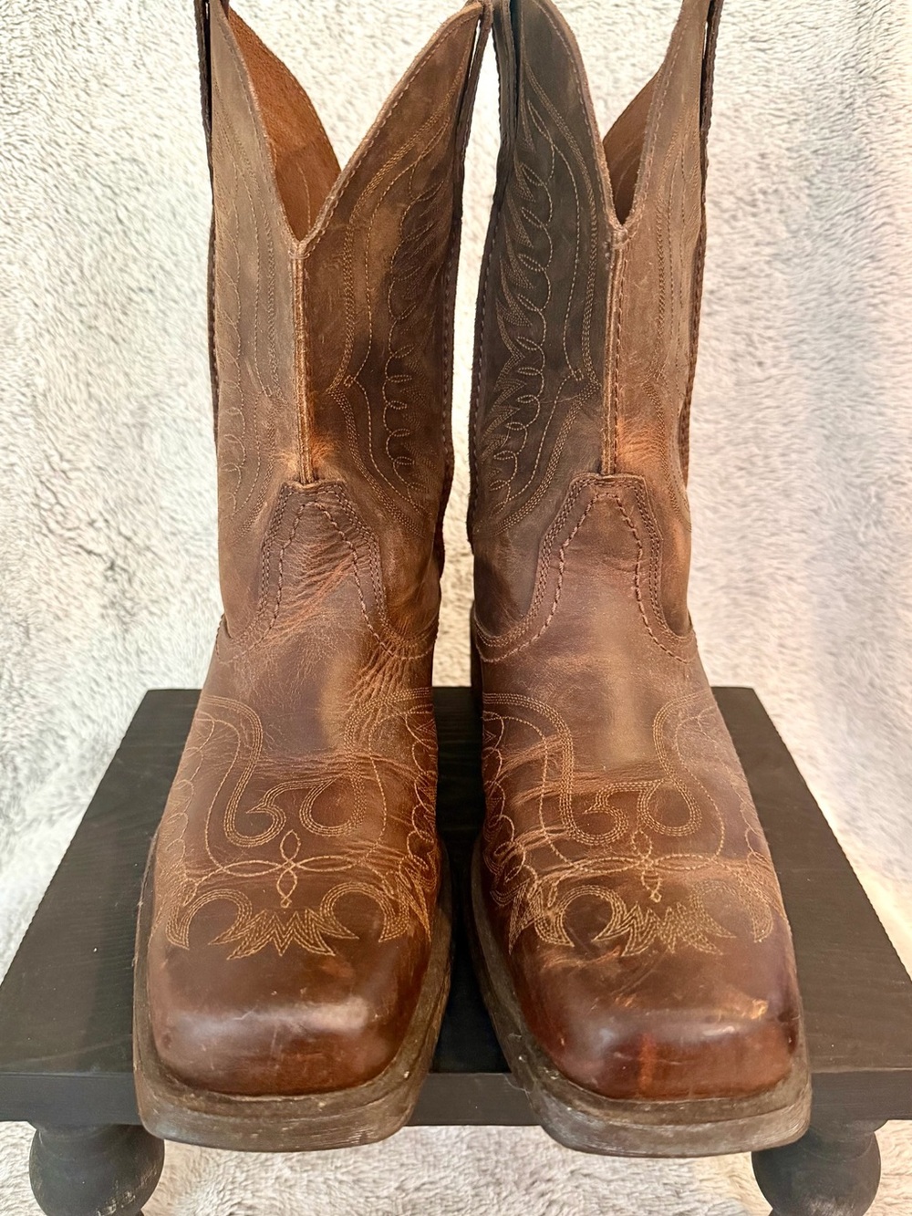 Ariat Brown Leather Western Cowboy Boots with Embroidered Toe